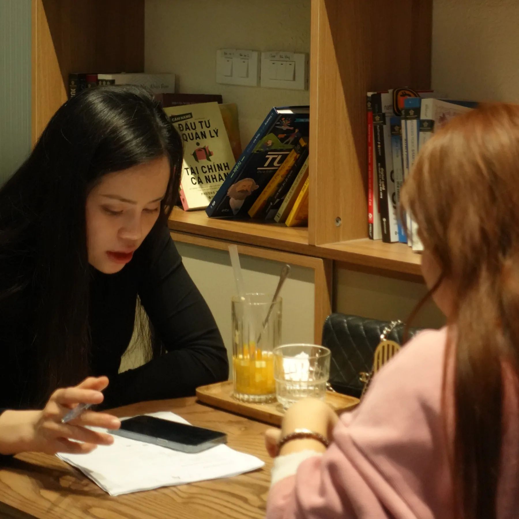 Nữ học viên Tử Vi Mộc Đầu trao đổi với đương số