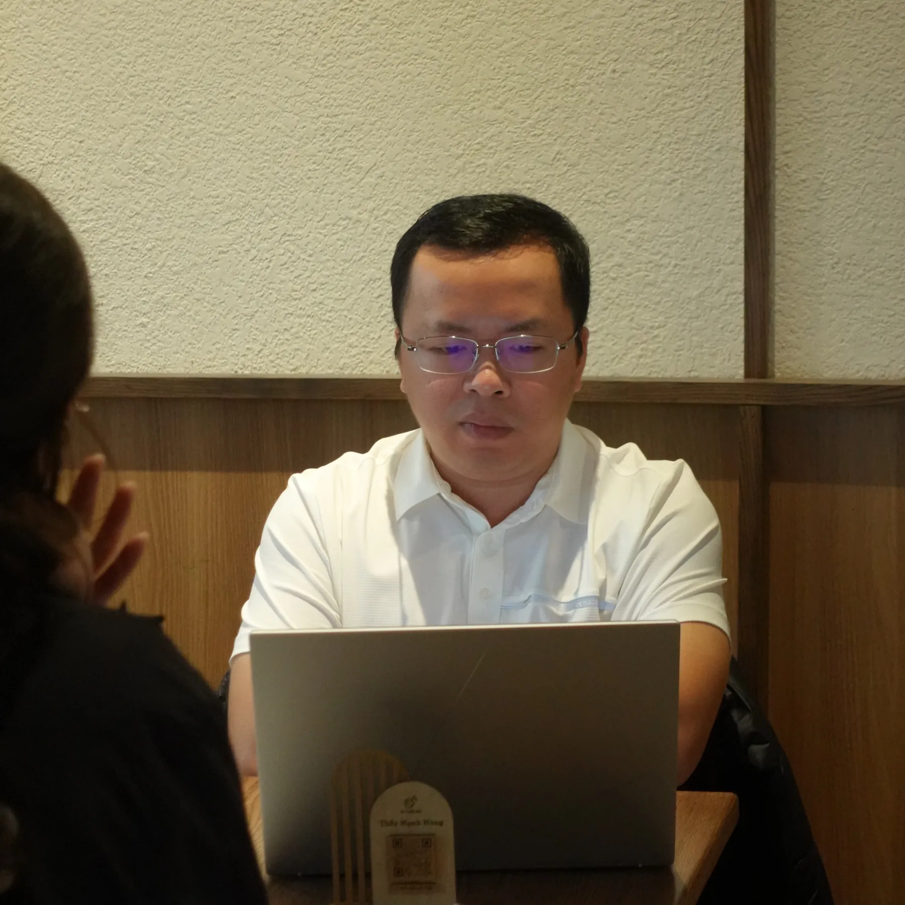 Học viên nghiên cứu lá số trong phiên tư vấn Tử Vi