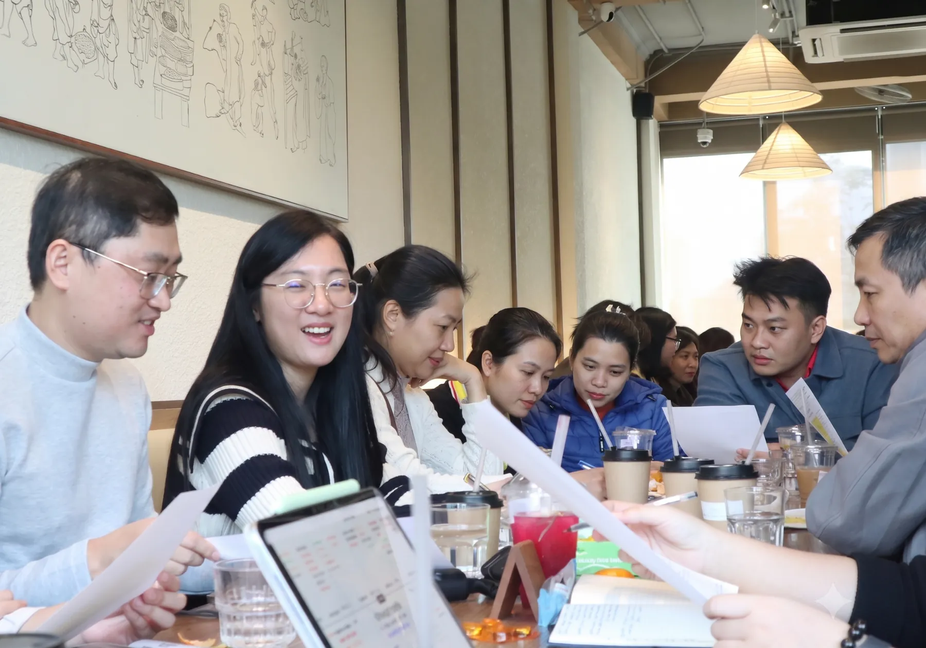 Học viên Tử Vi Mộc Đầu cùng trao đổi tài liệu trong workshop chuyên môn