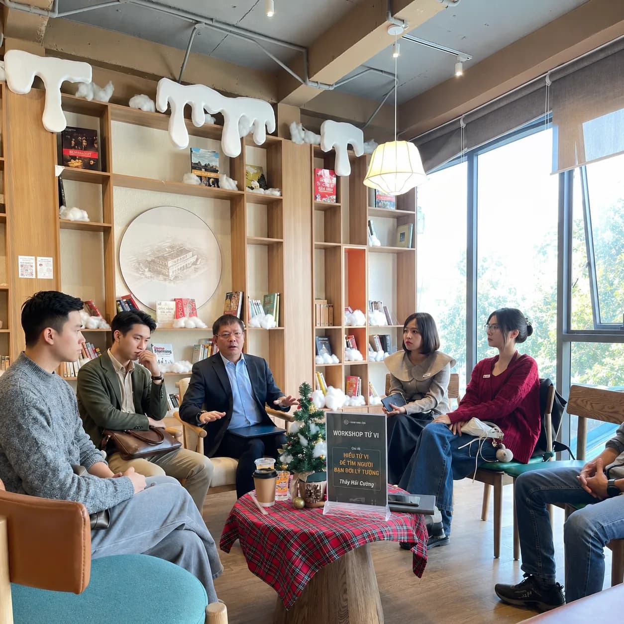 Nhóm học viên tham dự workshop chuyên đề Tử Vi