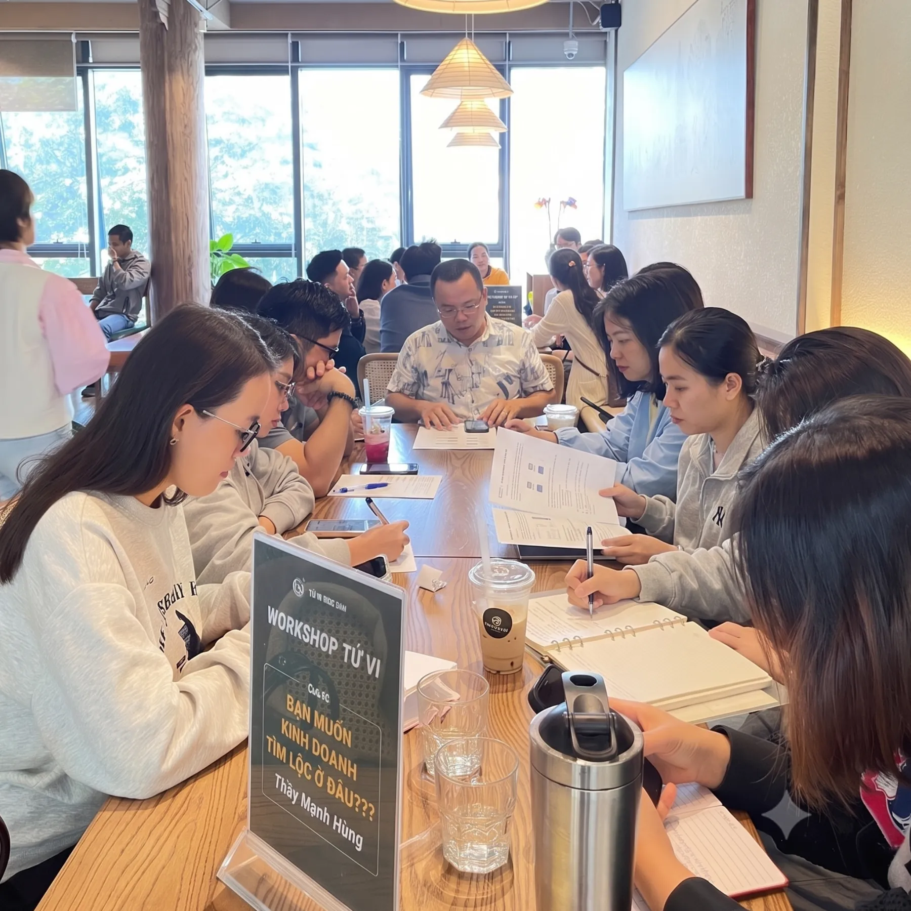 Học viên Tử Vi Mộc Đầu thực hành theo nhóm trong workshop chuyên môn
